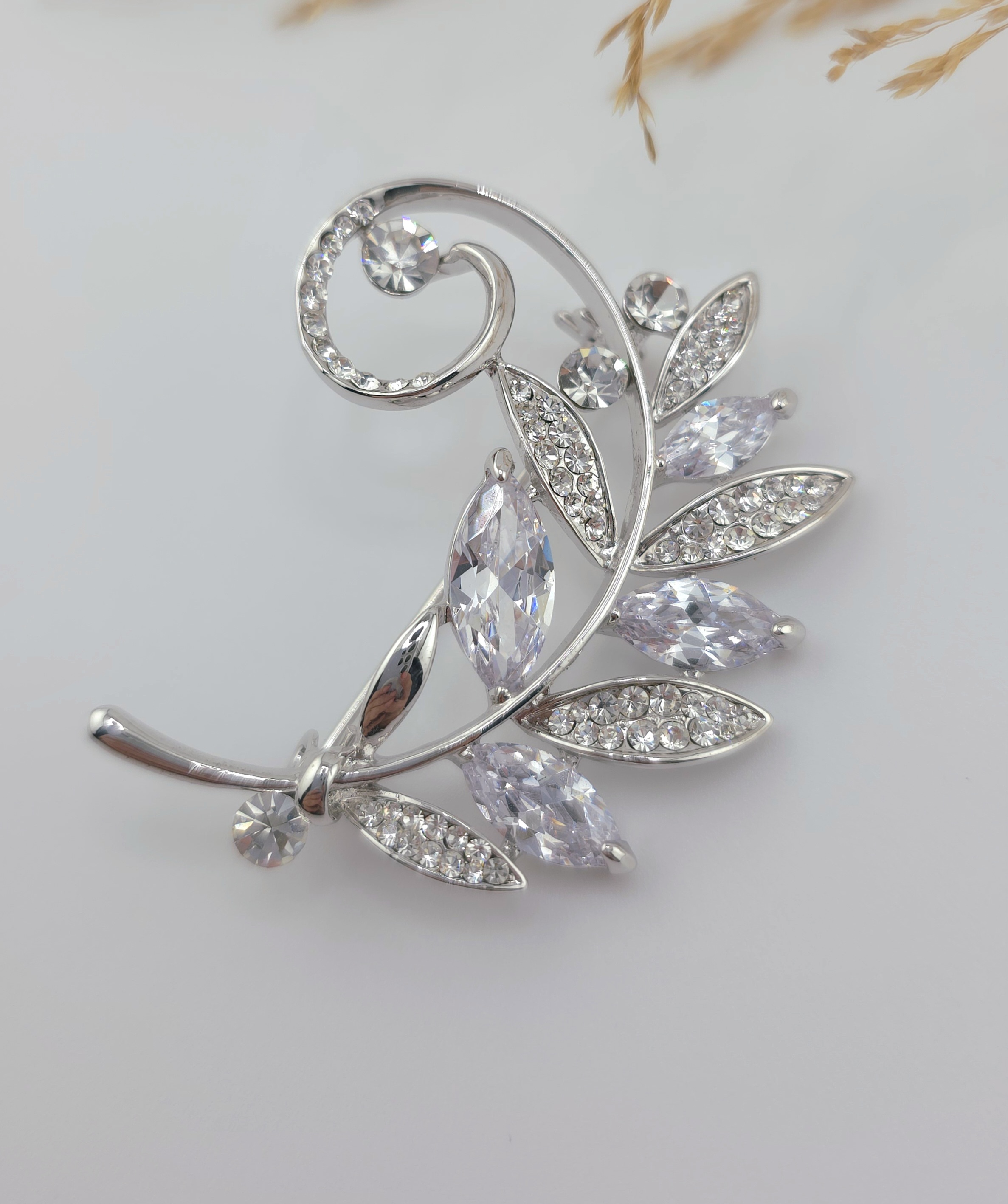 Стильна брошка гілочка з Swarovski