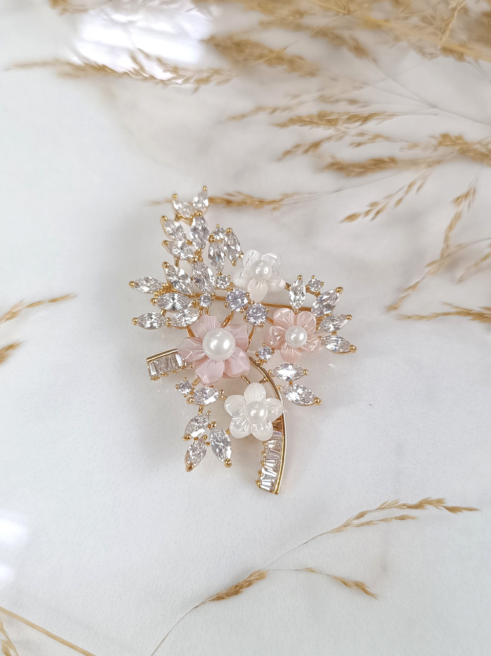 Брошка у вигляді гілки перламутр Swarovski