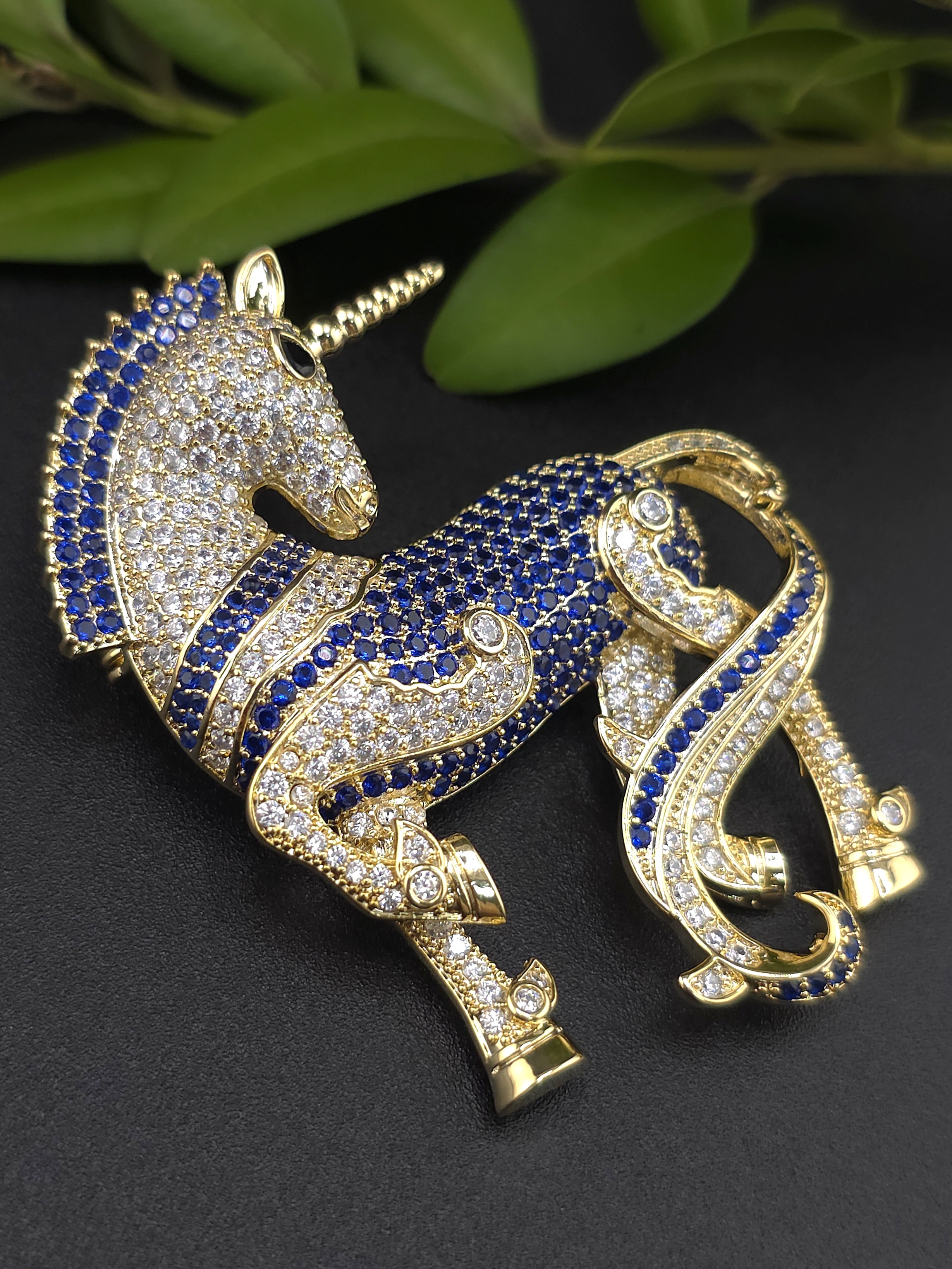 Брошка "Єдиноріг" з кристалами Swarovski 