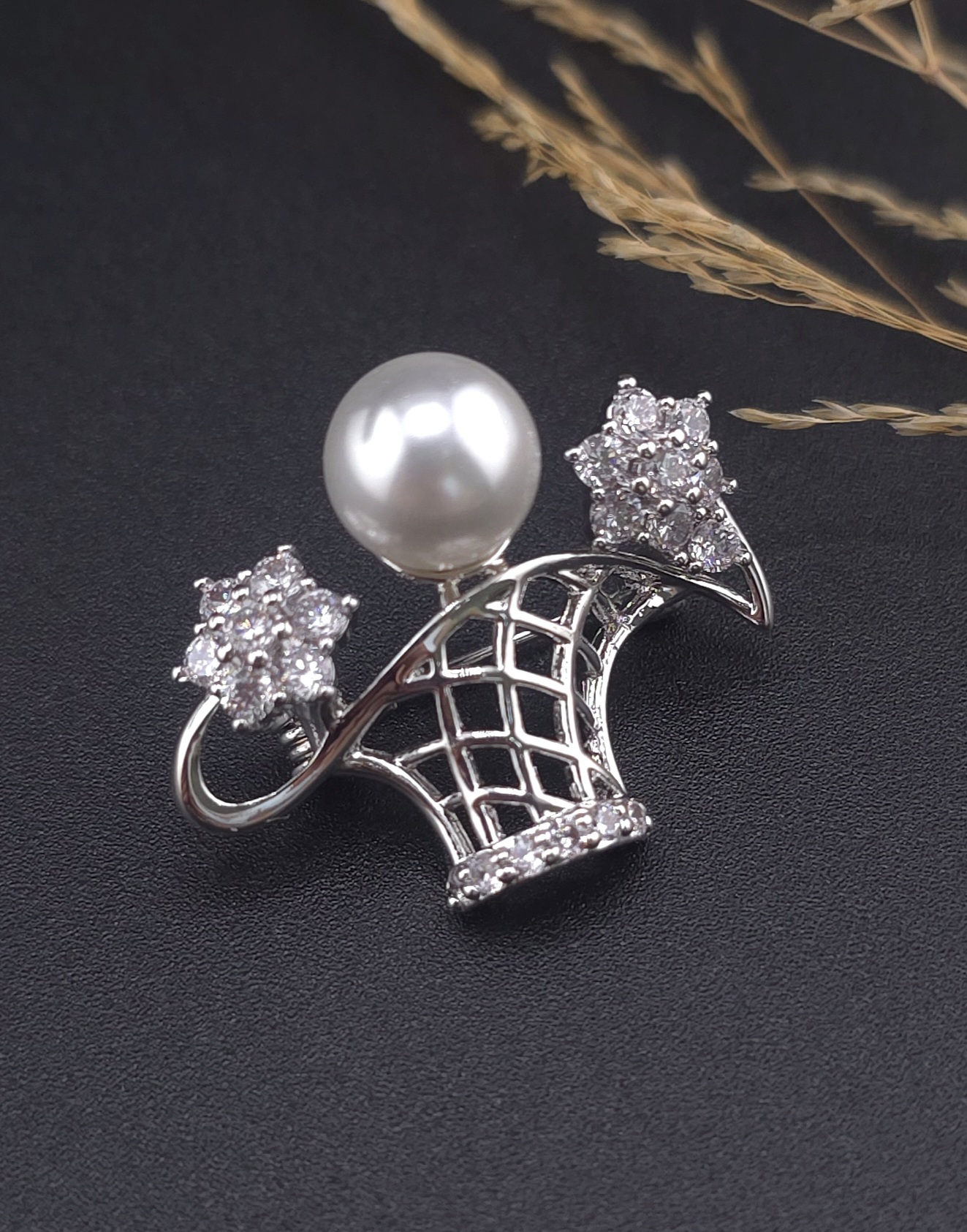 Брошка з майорка та кристалами Swarovski 