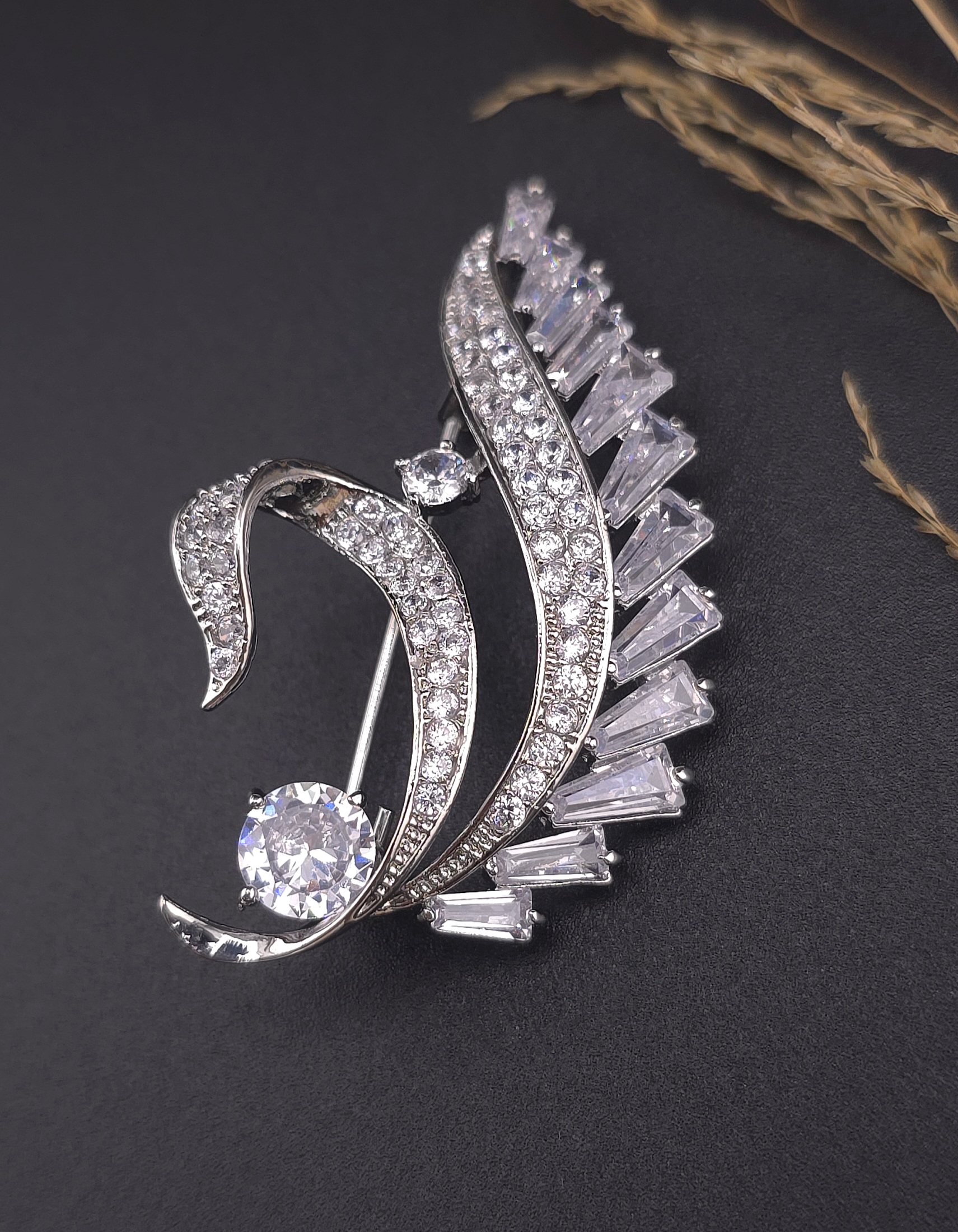 Брошка з кристалами Swarovski 60×40 мм