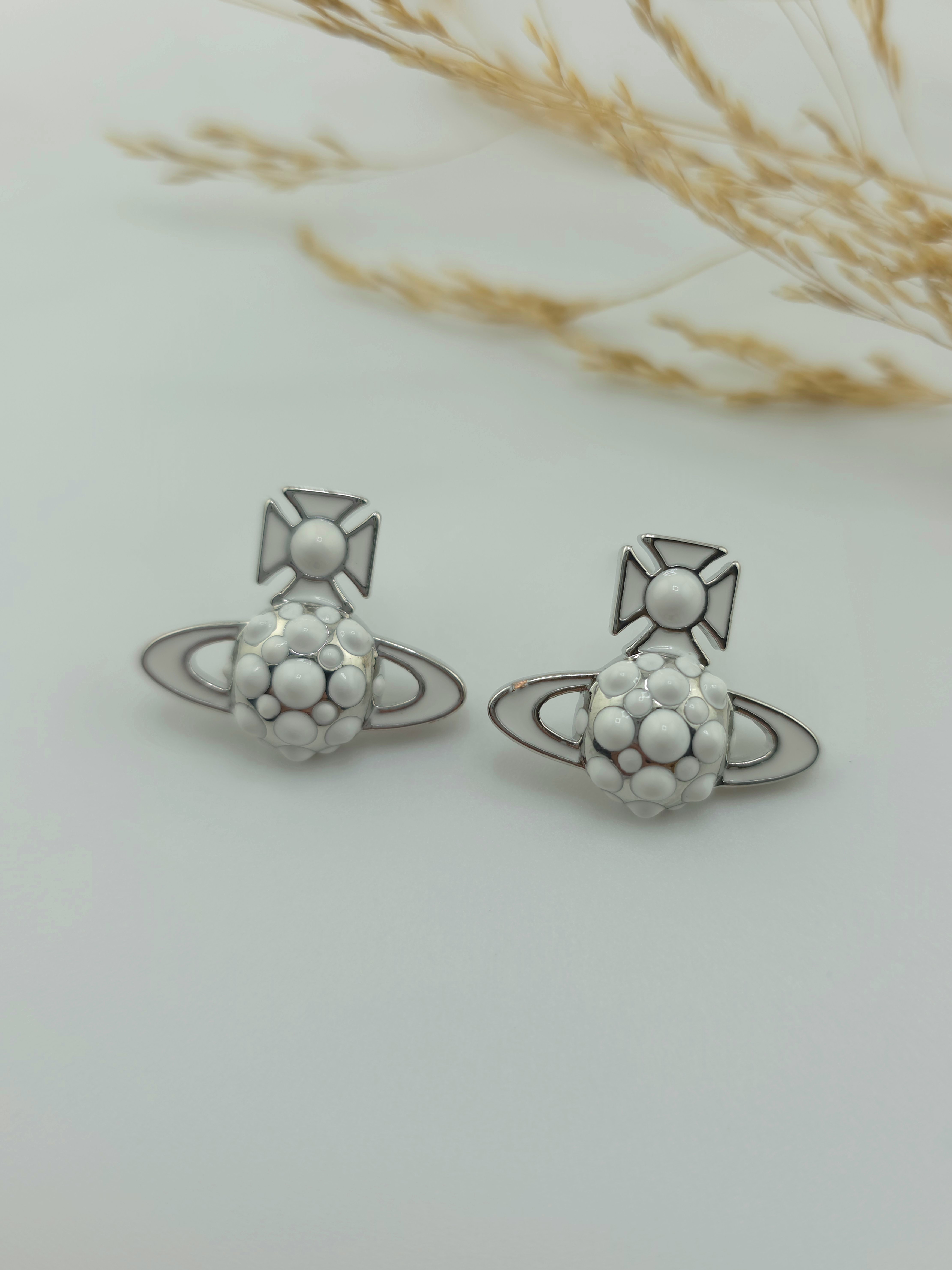 Сережки у стилі Vivienne Westwood